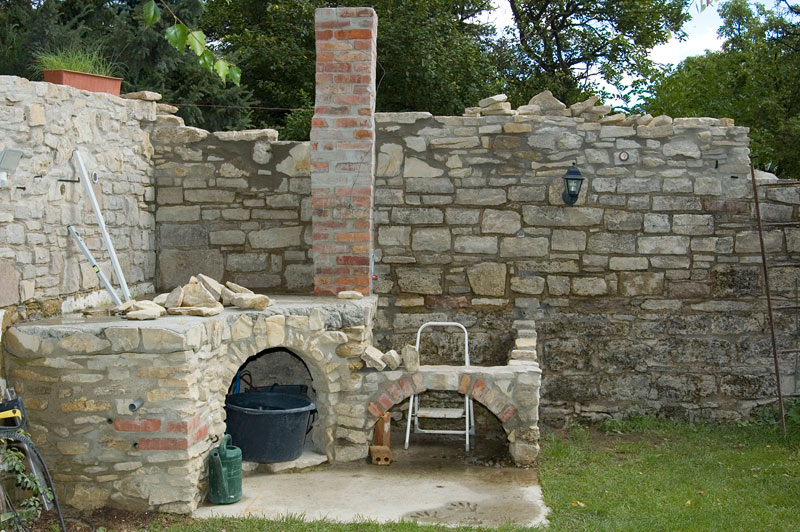 vorhin habe ich noch einige dicke Steine in die Mauer gepackt