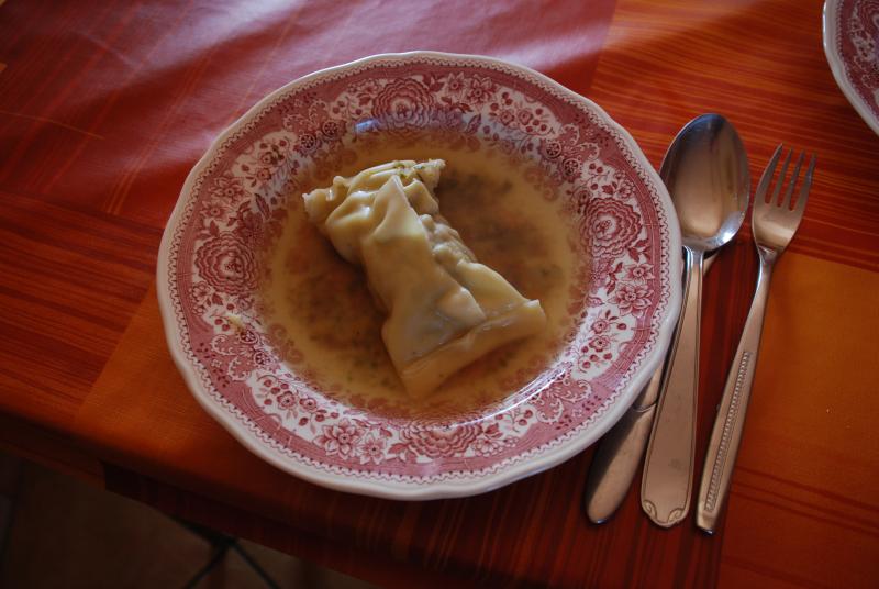 Fertige Maultasche in Gemüsebrühe