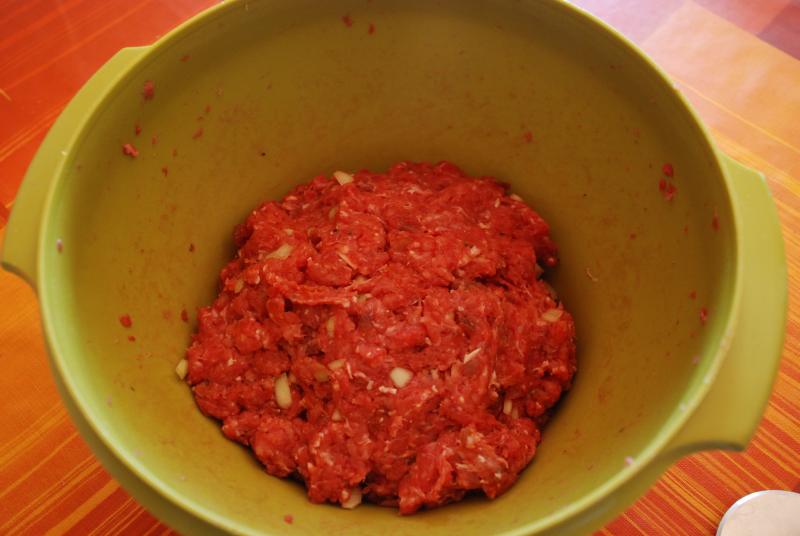 das gewürzte Hackfleisch gut vermengt
