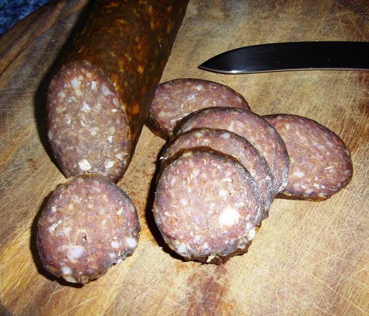 Anschnitt franz. Wildsalami.JPG