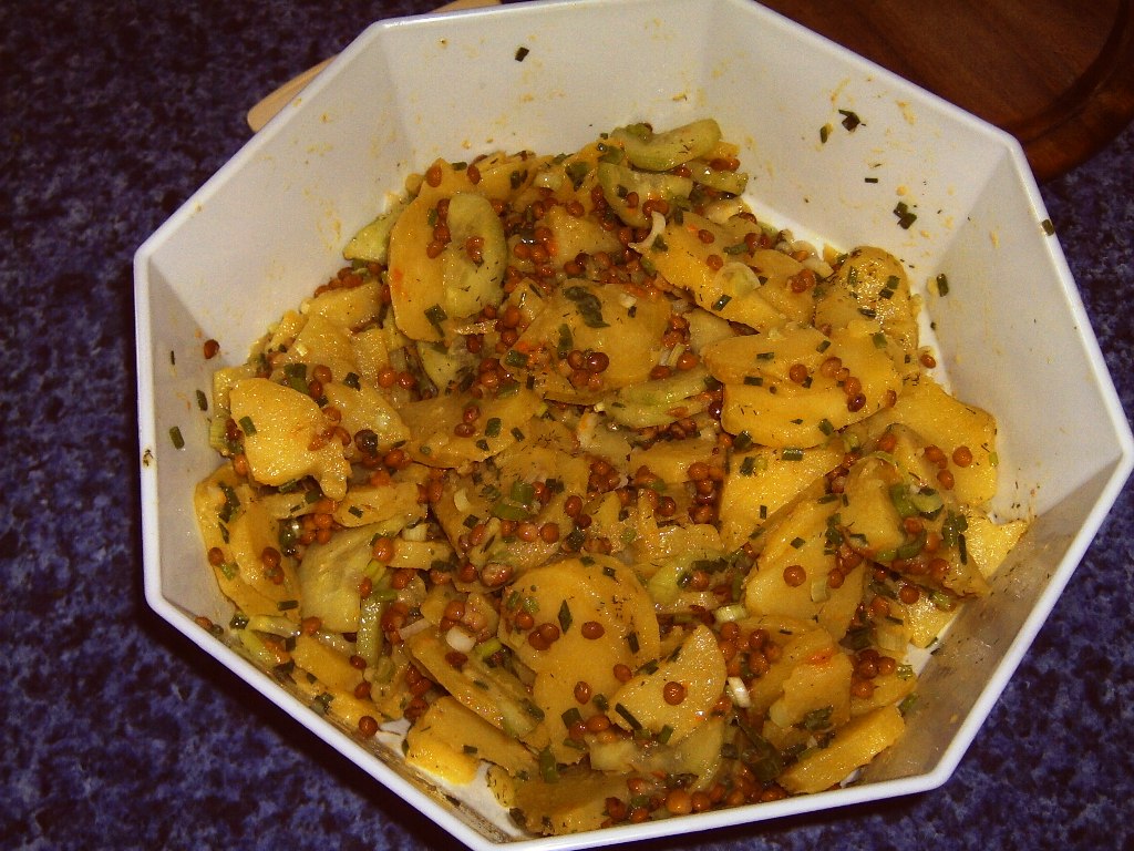 Kartoffelsalat mit linsen, usw.<br />rezept steht im forum!