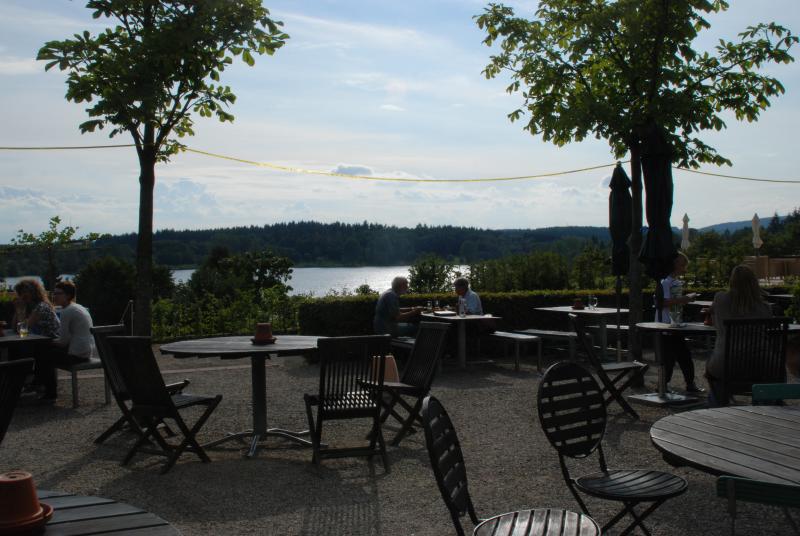 Blick vom Biergarten auf den Stausee.