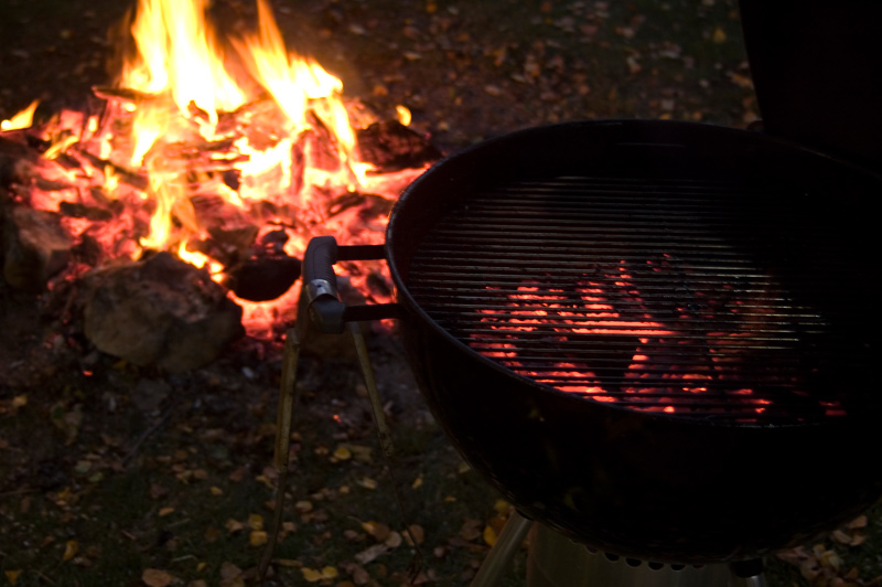 zum Abendbrot habe ich dann mit einer Schaufel Glut in den Kugelgrill gegeben - in Null Komma nix war das Dingens heiß und wir konnten unsere selbstgemachten Würste (davon gibt es jetzt kein Bild) verspeisen