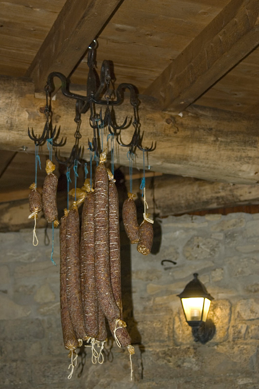 301012001Wursthaken-mit-Wildschweinsalamis.jpg