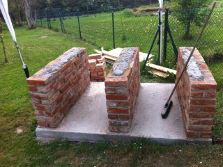 Hier die gemauerten Wände, Erstlingswerk nach Youtube-Schulung.