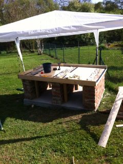 Nach der Deckenschalung im engeren Sinne müssen die Ränder noch geschalt werden. Bei der geplanten Gusshöhe eigentlich kein Ding. Ich habe darauf geachtet, dass die Aussenklinker <br />die Höhe vorgeben. Statisch war das <br />eigentlich für die Last knapp kalkuliert,<br />konnte aber durch die enge Spannweite gut<br />Überkompensiert werden. Stahlmatten müssen natürlich rein.