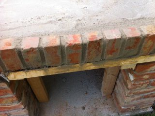 so, Platte gegossen, und Klinkersteine ausgefugt und abgewaschen.