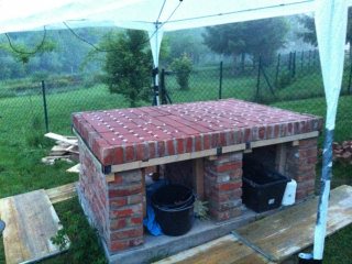 Fliesen verlegt!, aber wie man sieht, habe ich nicht wirklich sauber gearbeitet, die Decke ist etwas konisch, was zur folge hat, das 2 Reihen sich verjüngen. Diese habe ich statt an den Rand zur Mitte verschoben, damit sie vom Ofen verdeckt werden.