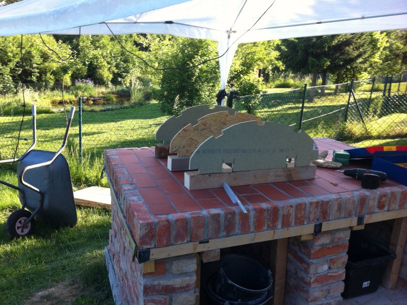 Sie das Schallungsgerüst. Probegestellt und in alle Richtungen nochmals vermessen, um zu sehen, ob die geplante Wandstärke möglich ist.