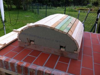 Ich habe das Gerippe mit Dachlatten geschlossen. Eine alte Schrankrückwand hätte auch genügt und wäre vielleicht sogar besser. Diese muss aber vorher gewässert werden, damit sie beim spannen nicht bricht. Ich hatte eine, die ist gebrochen ;-(<br /><br />Zum besseren Spannen einer Schrankrückwand hatte ich Dachlatten zum Einspannen geplant, wie man auf dem Foto noch erkennen kann.