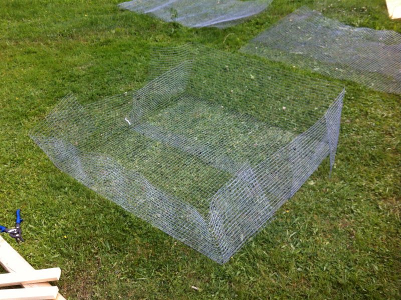 Insgesamt habe ich 3 Schichten gemacht, die etwa 7 cm. Abstand haben. Wie man noch sehen wird, sind die so hoch gewählt, dass vom boden her eine gute Verbindung zur Kuppel möglich ist.