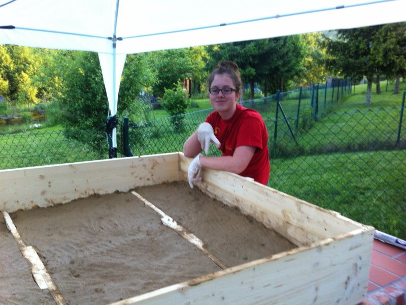 So, erste Lage ist fertig. Fast. die Latten waren eingelegt, damit die Höhen recht präziese sind. wurden dann herausgenommen und die Gräben geschlossen.